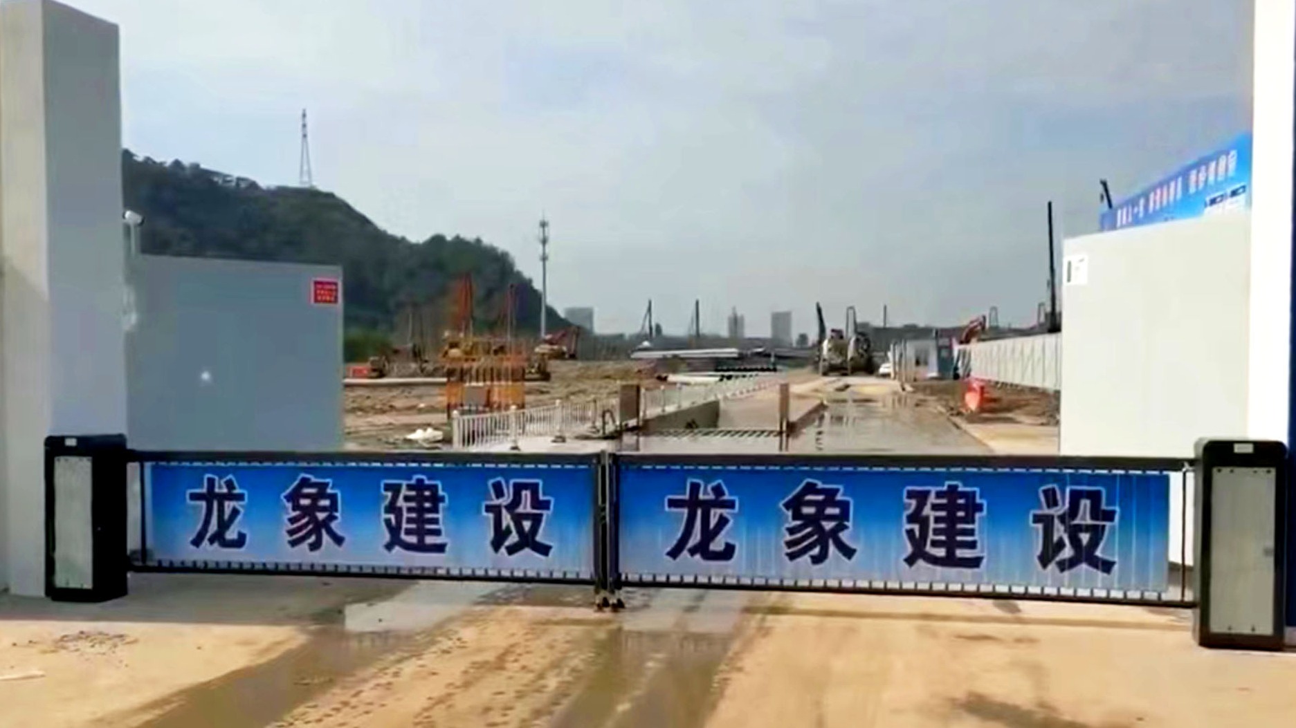 廣告道閘,性?xún)r(jià)高，安全性穩(wěn)定,具備開(kāi)、關(guān)閘，防砸功能。